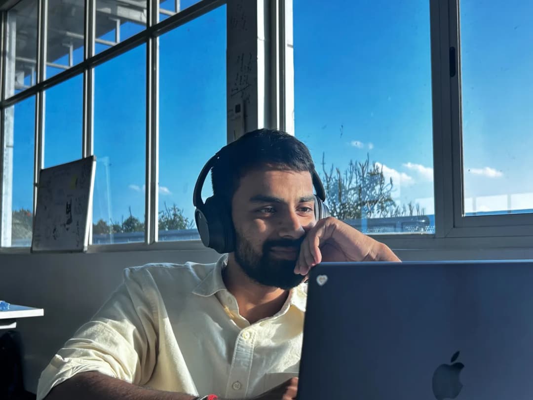 Commenda team collaborating